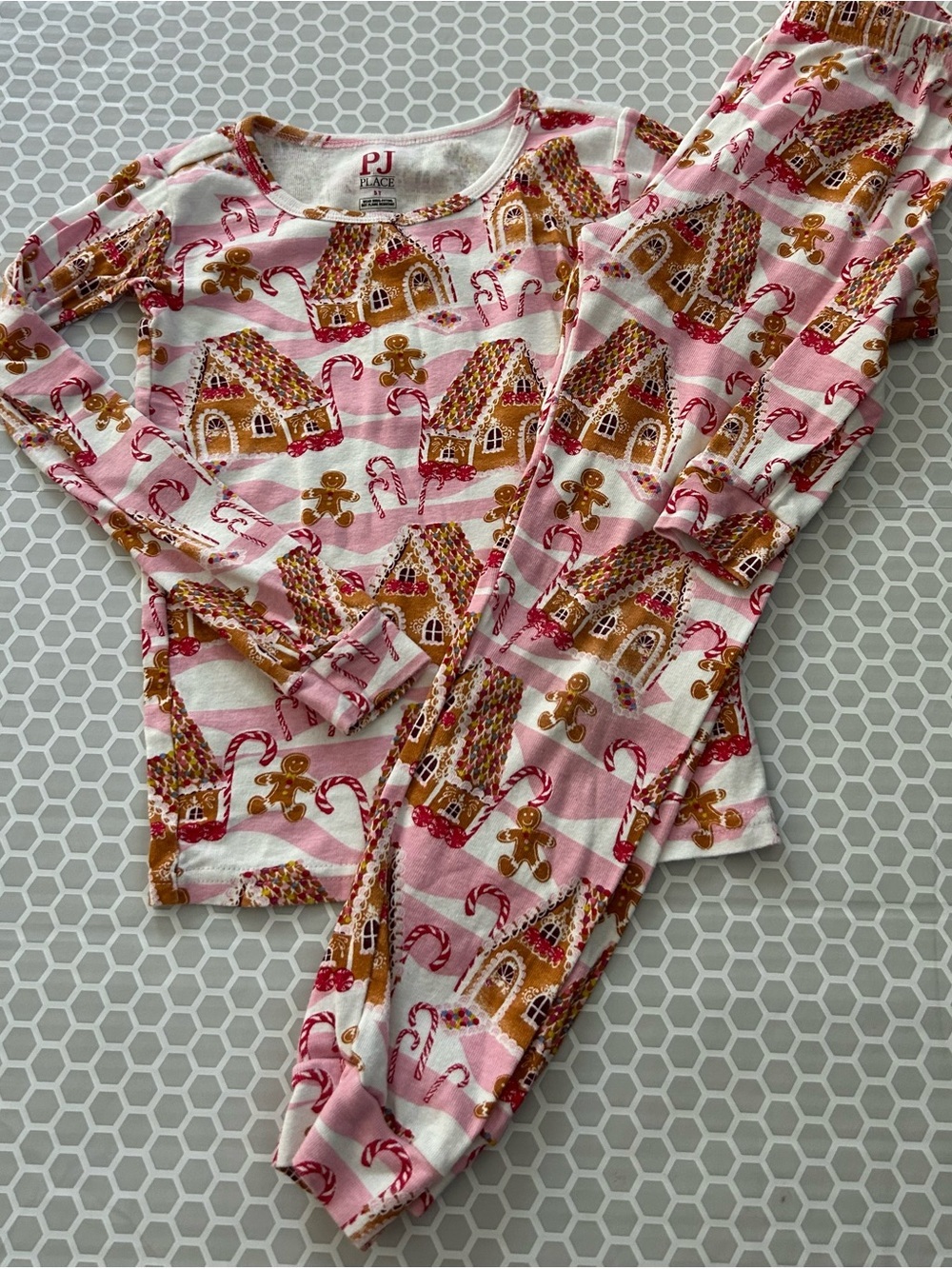 NWOT PJ Place Pink and White Gingerbread House Kids Pajama Set. Size 5T